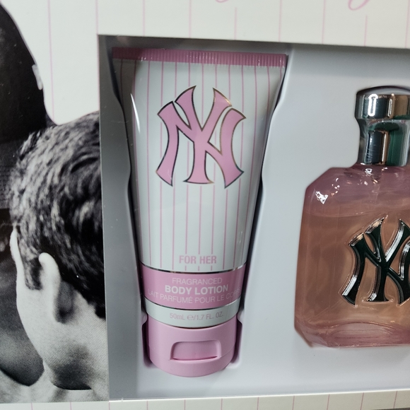 New York Yankees Perfume Gift Set - Picture 3 of 11